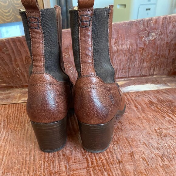 Womens Frye Boots Size 9 1/2 they need a polish - Picture 2 of 4